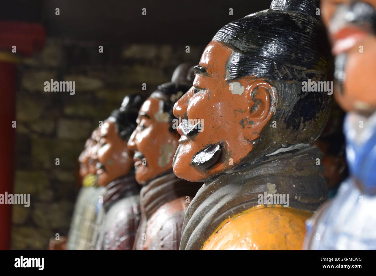 JAPANISCHE SAMURAI-SOLDATEN AUS HOLZ Stockfoto