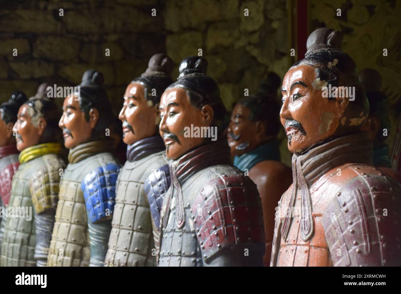 JAPANISCHE SAMURAI-SOLDATEN AUS HOLZ Stockfoto