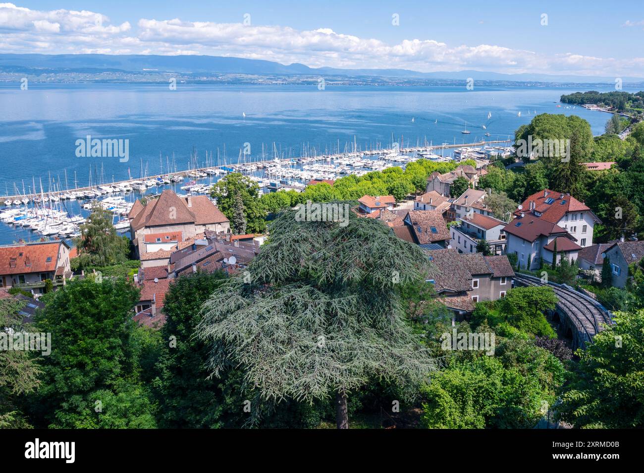 Der Blick vom Belvedere Park von Thonon-les-Bains über die Stadt und den Hafen am Genfer See, Frankreich Stockfoto