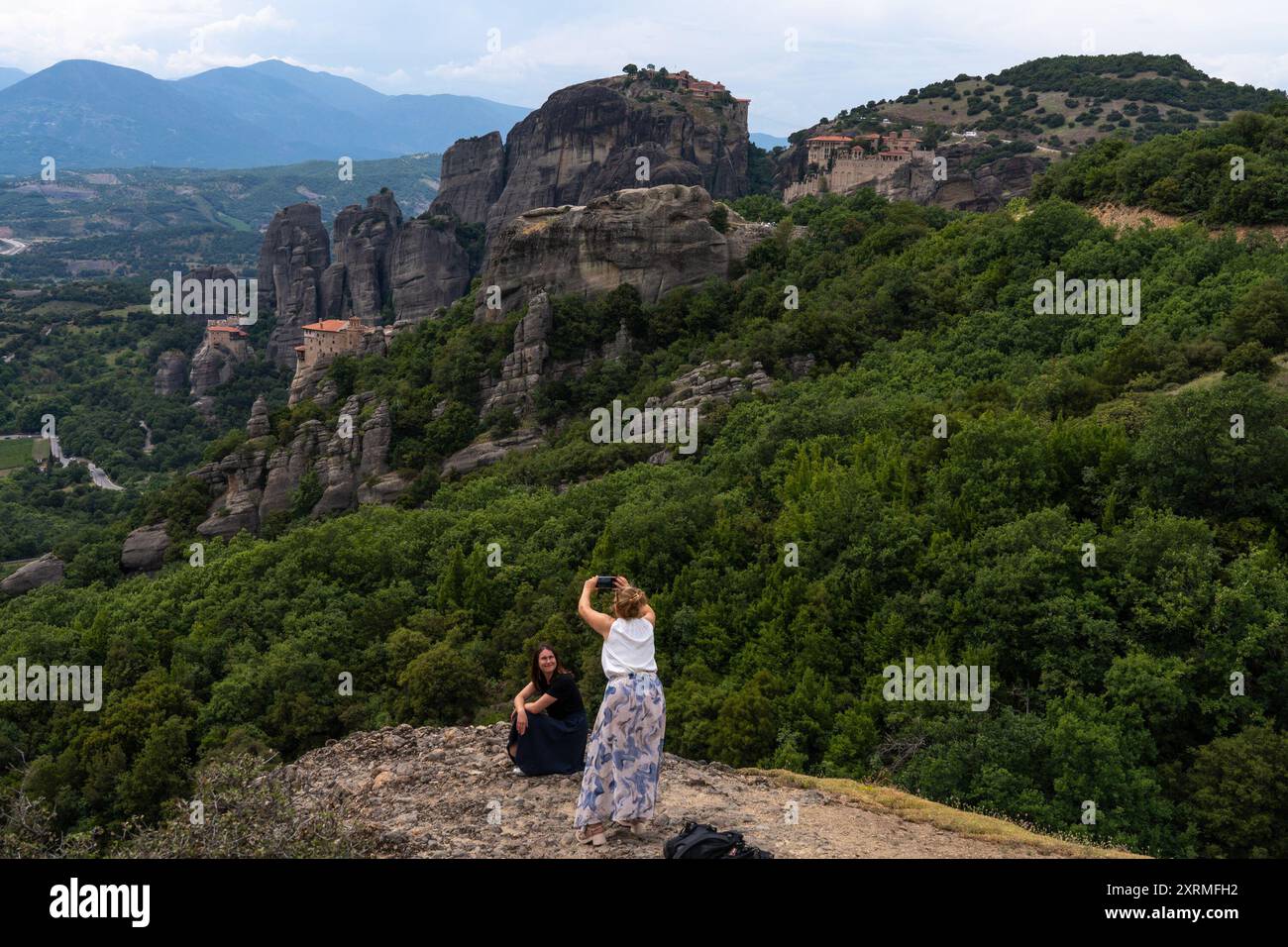 Die orthodoxen Meteora-Klöster, die auf Felsen in den Hügeln um Kalambaka gebaut wurden. Griechenland. Stockfoto