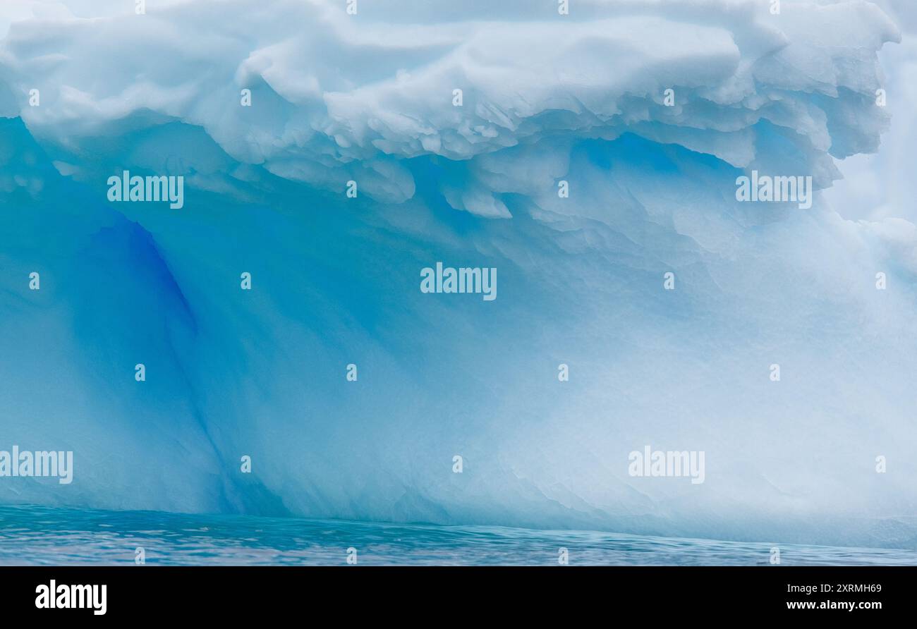 Erstaunliche große blaue Eisskulptur im antarktischen Ozean Stockfoto