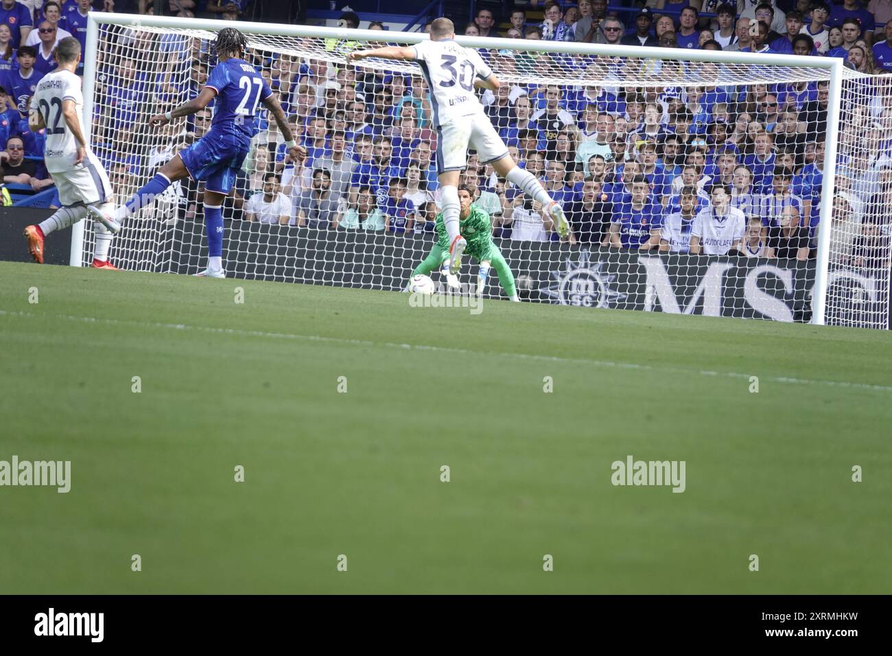 Chelsea, London, Großbritannien - Sonntag, 11. August 2024 Chelsea Football Club spielt Inter Mailand Football Club (Italien) in einem Freundschaftsspiel vor der Saison in ihrem Heimatstadion, Stamford Bridge OPS hier: Credit: Motofoto/Alamy Live News Stockfoto