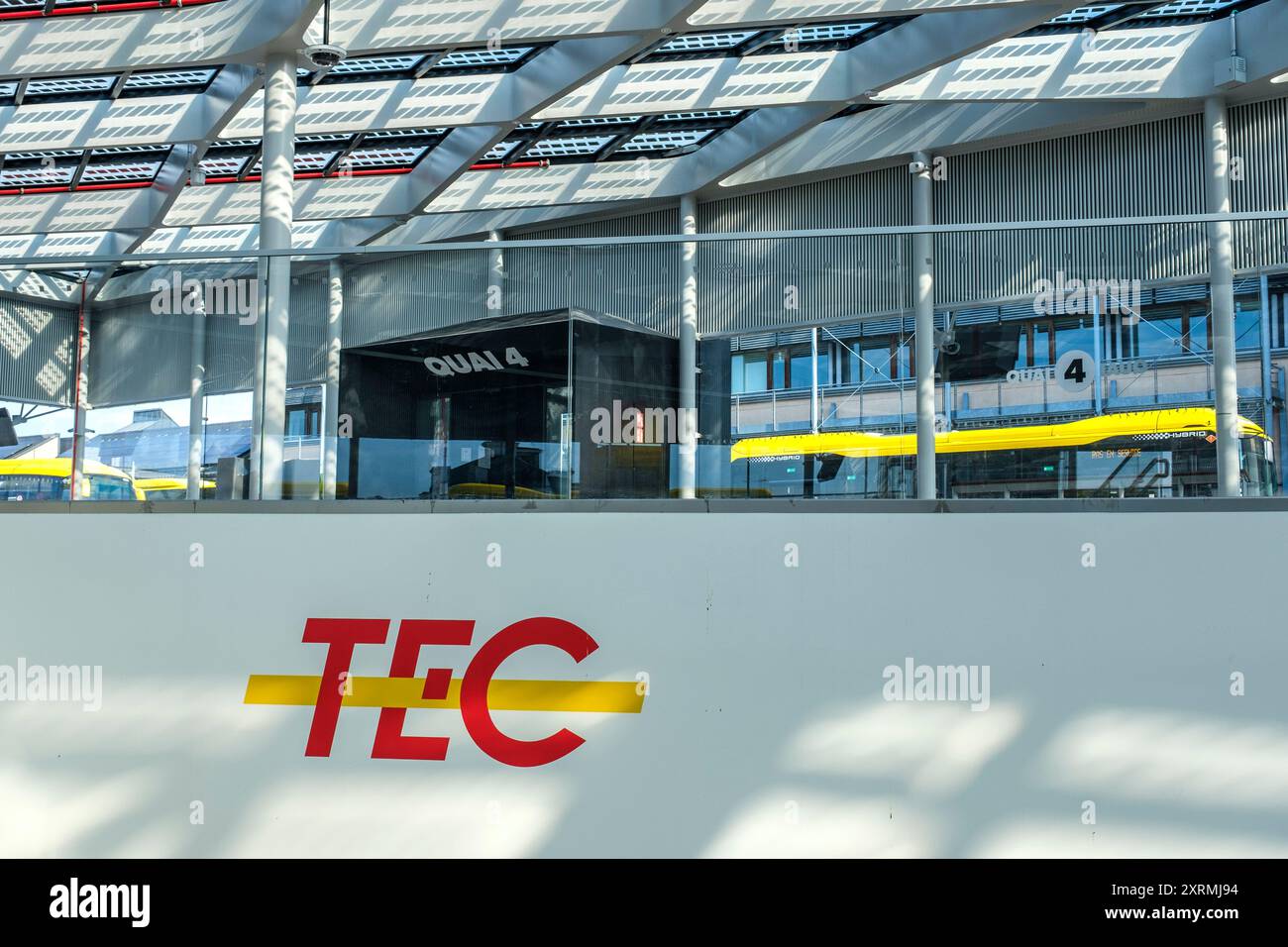 Die TEC-Station befindet sich auf dem Dach und befindet sich eine Etage über dem SNCB-Bahnhof. Der neue Busbahnhof beherbergt Vorortlinien, die die Passagiere von dort abtransportieren Stockfoto