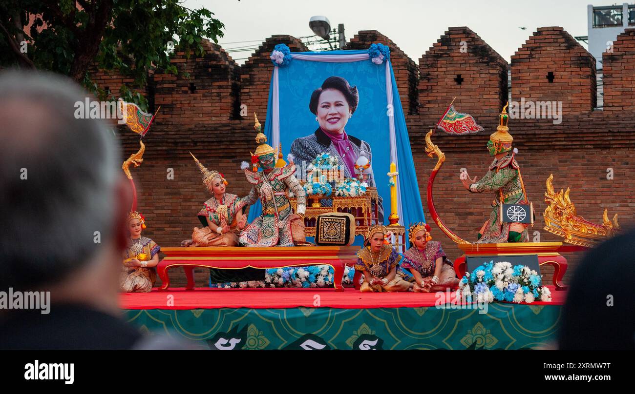 Ein Bild von Königin Sirikit während der Aufführung des Khon-Spiels The Ramayana: Lakshmi-Sita am Tha Phae Gate in Chiang Mai. Die Aufführung des Ramayana: Lakshmi-Sita wurde zu Ehren Ihrer Majestät Königin Sirikit der Königin anlässlich ihres 92. Geburtstags am 12. August 2024 gefeiert. (Foto: Pongmanat Tasiri / SOPA Images/SIPA USA) Stockfoto