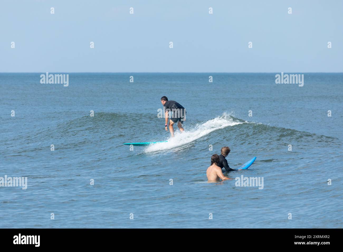 Deal, New Jersey - 10. August 2024: Surfer surfen auf den Resten des Hurrikans Debby in The Waters off Deal Stockfoto