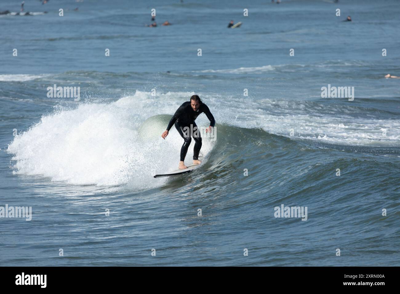 Deal, New Jersey - 10. August 2024: Surfer surfen auf den Resten des Hurrikans Debby in The Waters off Deal Stockfoto