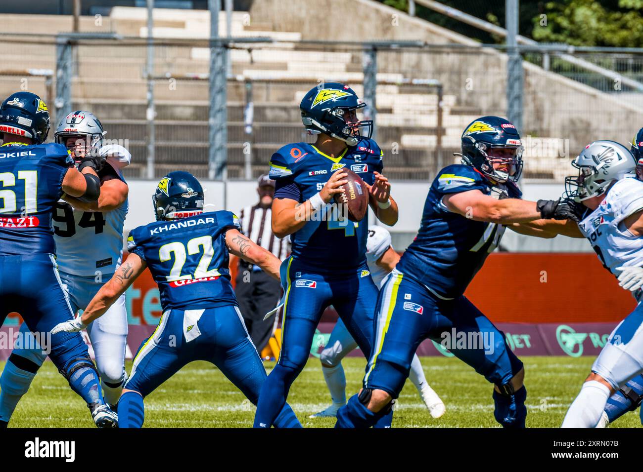 Stuttgart, Deutschland. August 2024. Europäische Fußballliga, elf/ Spiel: Raiders Tirol bei Stuttgart Surge am 11. Aug. 2024, im Gazi-Stadion, Stuttgart, Deutschland, Stuttgart Surge/QB # 4 Reilly Hennessey. Frank Baumert/Alamy Live News Stockfoto