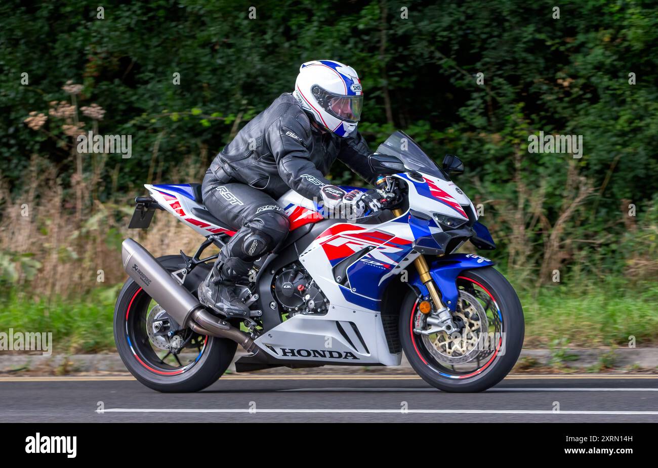 Potterspury, Northants, Großbritannien - 11. August 2024: Mann auf einem weißen Honda CBR 1000 SP-N-Motorrad aus dem Jahr 2022 auf britischer Straße Stockfoto