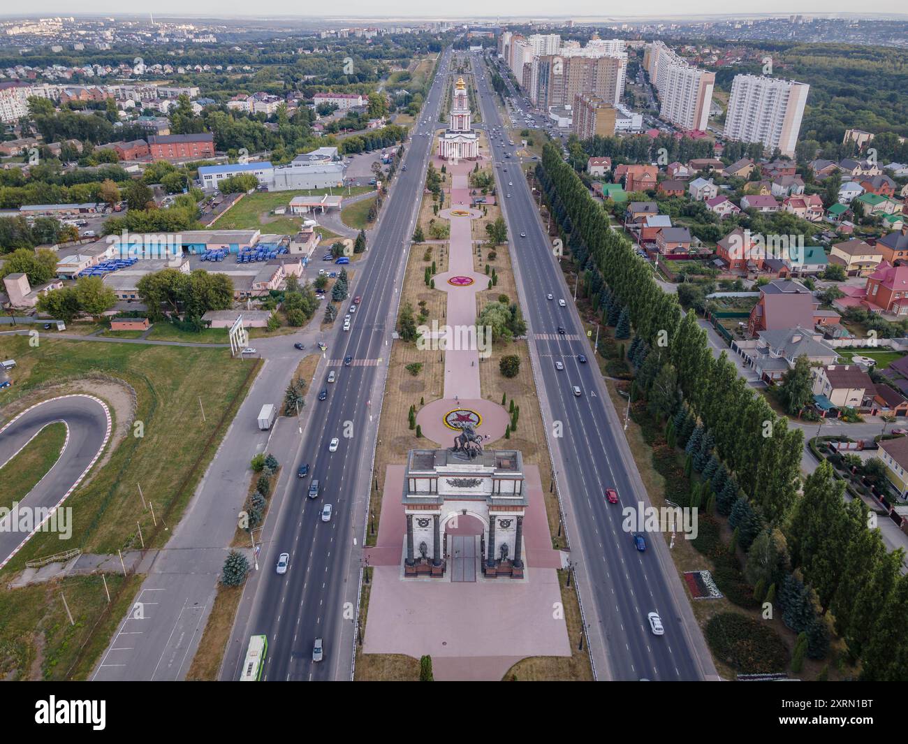 Der Triumphbogen, die Denkmäler des Zweiten Weltkriegs im Siegespark in Kursk, der Stadt im Westen Russlands, an der Grenze zur Ukraine. Stockfoto