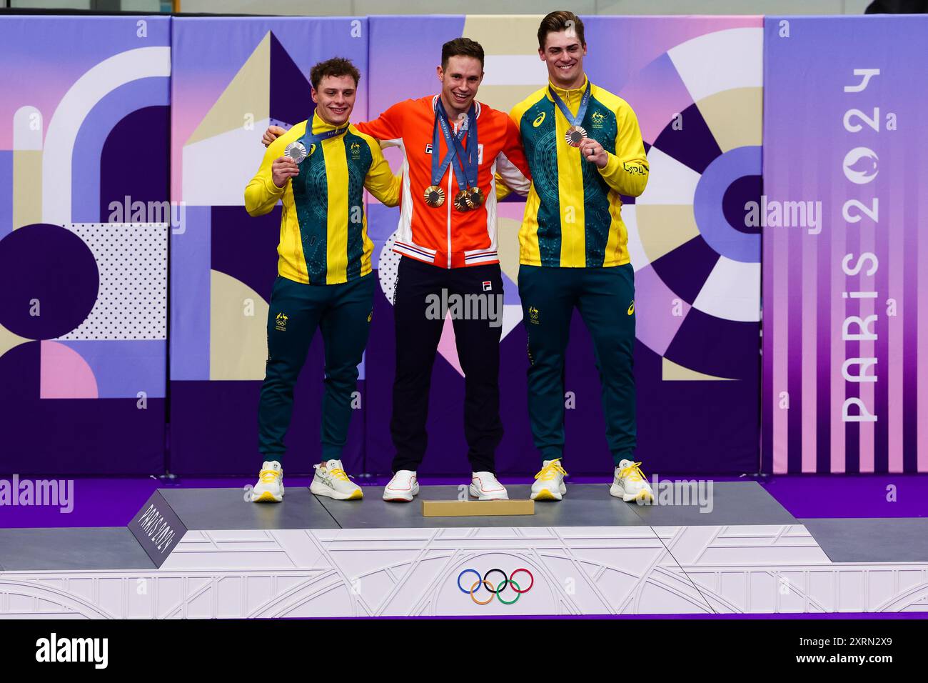 Paris, Frankreich, 11. August 2024. Harrie Lavreysen vom Team Netherlands feiert mit Matthew Glaetzer vom Team Australia und Matthew Richardson vom Team Australia beim Keirin-Finale der Herren während der Olympischen Spiele 2024 auf der Radbahn Paris am 11. August 2024 in Paris, Frankreich, den Goldsieg auf dem Podium. Quelle: Pete Dovgan/Speed Media/Alamy Live News Stockfoto