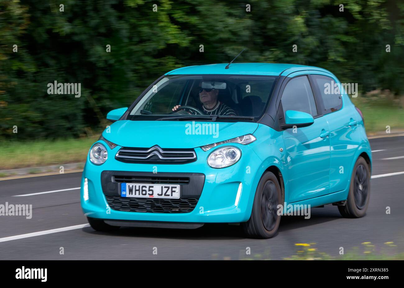 Potterspury, Northants, UK - 11. August 2024: 2016 blaues Citroen C1 Auto auf einer britischen Straße Stockfoto