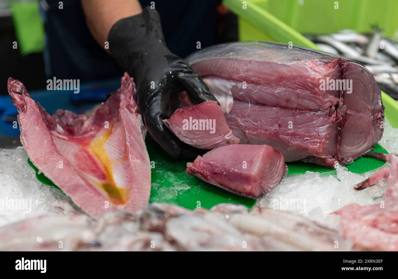 Thunfischstücke in einem Fischhändler Stockfoto