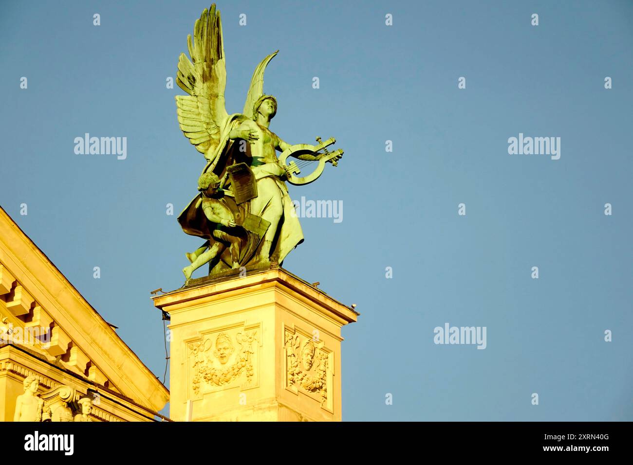 Die Bronzeskulptur zeigt eine geflügelte Figur mit einer Leier, die den Sieg und die künstlerische Inspiration über dem Lemberger Operntheater symbolisiert. Stockfoto Die Bronzeskulptur zeigt eine geflügelte Figur mit einer Leier, die den Sieg und die künstlerische Inspiration über dem Lemberger Operntheater symbolisiert. Stockfoto