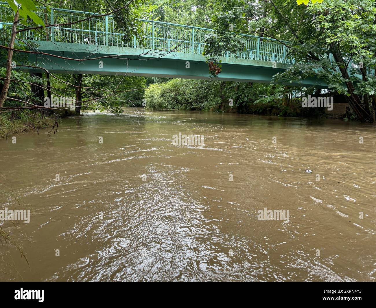 Bautzen - Hochwasserwarnung für die Spree 02.08.2024 Bautzen, Spree Fotograf: LausitzNews.de Aufgrund der Starkniederschläge besonders heute früh ab 04:00 Uhr ist die Wasserführung vor allem im Oberlauf der Spree und des Löbauer Wassers sehr schnell angestiegen. Am Pegel Großschweidnitz am Löbauer Wasser wurde um 10:45 Uhr der Richtwert der Alarmstufe 1, um 11:45 Uhr kurz der Richtwert der Alarmstufe 2 überschritten. Das Überschreiten des Richtwertes der Alarmstufe 3 wird hier nicht erwartet. Am Pegel Gröditz am Löbauer Wasser wird der Richtwert der Alarmstufe 1 am frühe Stockfoto