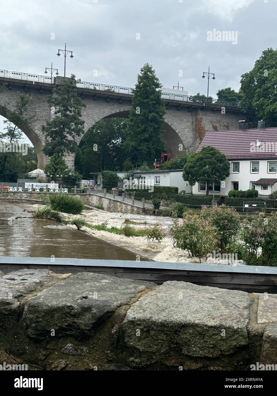 Bautzen - Hochwasserwarnung für die Spree 02.08.2024 Bautzen, Spree Fotograf: LausitzNews.de Aufgrund der Starkniederschläge besonders heute früh ab 04:00 Uhr ist die Wasserführung vor allem im Oberlauf der Spree und des Löbauer Wassers sehr schnell angestiegen. Am Pegel Großschweidnitz am Löbauer Wasser wurde um 10:45 Uhr der Richtwert der Alarmstufe 1, um 11:45 Uhr kurz der Richtwert der Alarmstufe 2 überschritten. Das Überschreiten des Richtwertes der Alarmstufe 3 wird hier nicht erwartet. Am Pegel Gröditz am Löbauer Wasser wird der Richtwert der Alarmstufe 1 am frühe Stockfoto