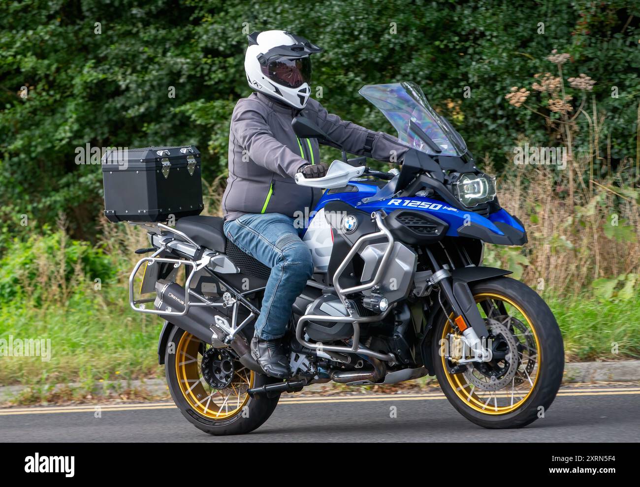 Potterspury, Northants, UK - 11. August 2024: 2019 blaues BMW R 1250 GS ADVENTURE RALLYE TE Motorrad auf britischer Straße Stockfoto