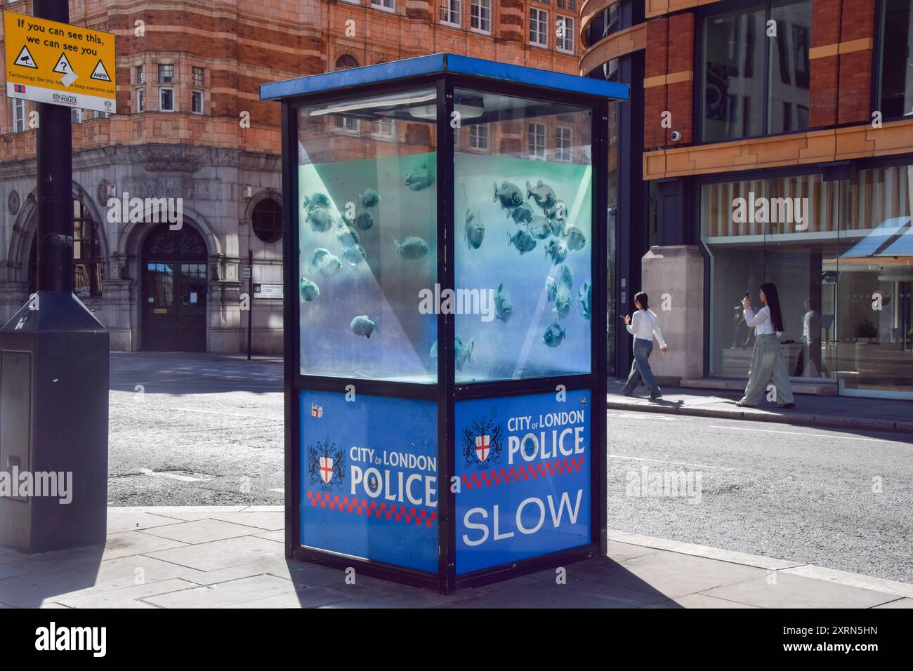 Ein neues Banksy-Kunstwerk erschien auf einem Polizeiwachturm in London, das eine Fischschule darstellt. Dies ist das siebte neue Tierwerk in sieben Tagen in der Hauptstadt von dem schwer fassbaren Straßenkünstler. Stockfoto