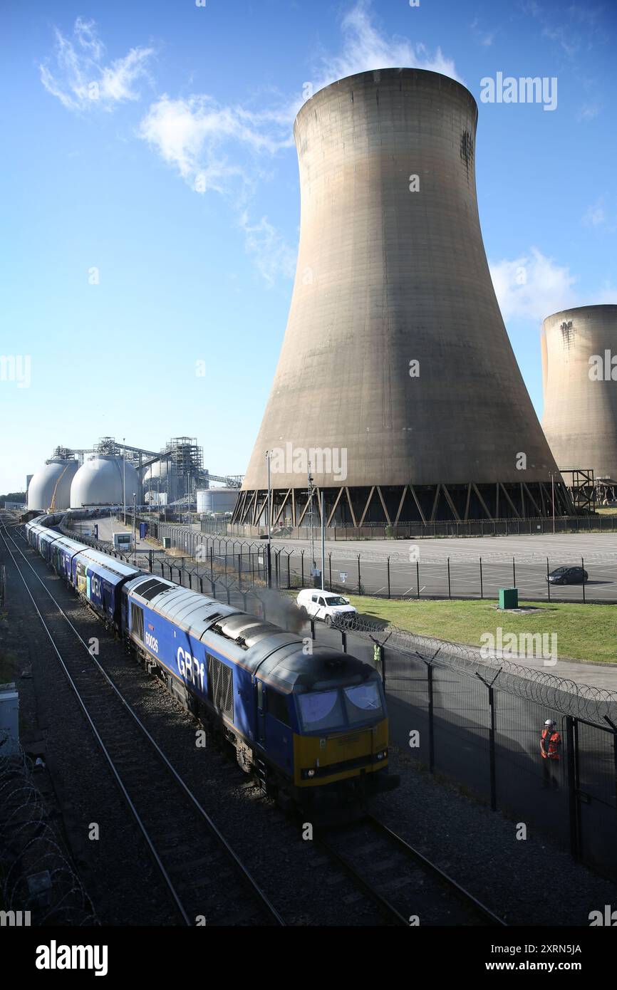 Selby, England, Großbritannien. August 2024. Ein Drax-Zug verlässt das Kraftwerk. Demonstranten argumentieren, dass die Holzgranulat, die Drax Power Station Burns verursacht, Wälder, Tiere und Gemeinden auf der ganzen Welt schadet. Die Demonstranten fordern, dass das Kraftwerk Drax geschlossen wird und dass die neue Labour-Regierung die umweltschädliche Biomasseindustrie beendet. Quelle: ZUMA Press, Inc./Alamy Live News Stockfoto