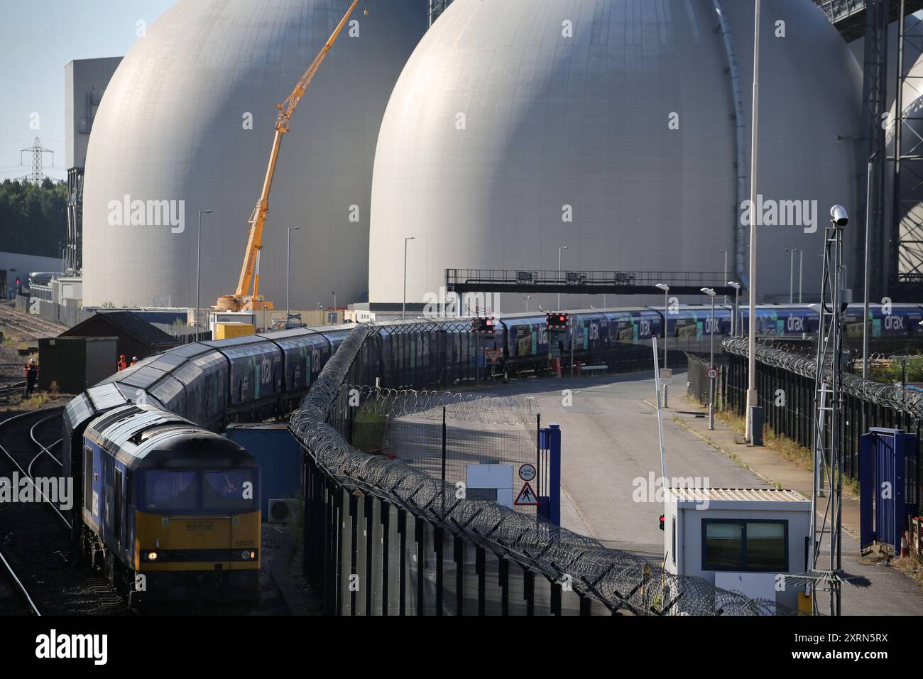 Selby, England, Großbritannien. August 2024. Ein Drax-Zug verlässt das Kraftwerk. Demonstranten argumentieren, dass die Holzgranulat, die Drax Power Station Burns verursacht, Wälder, Tiere und Gemeinden auf der ganzen Welt schadet. Die Demonstranten fordern, dass das Kraftwerk Drax geschlossen wird und dass die neue Labour-Regierung die umweltschädliche Biomasseindustrie beendet. Quelle: ZUMA Press, Inc./Alamy Live News Stockfoto