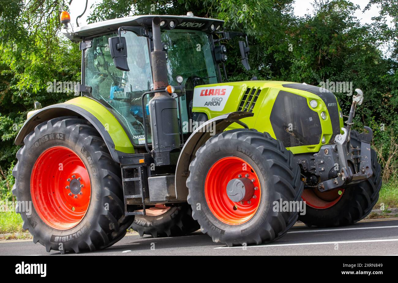 Potterspury,Northants,UK - 11. August 2024:2019 grüner Claas Arion 650 Traktor auf einer britischen Straße Stockfoto