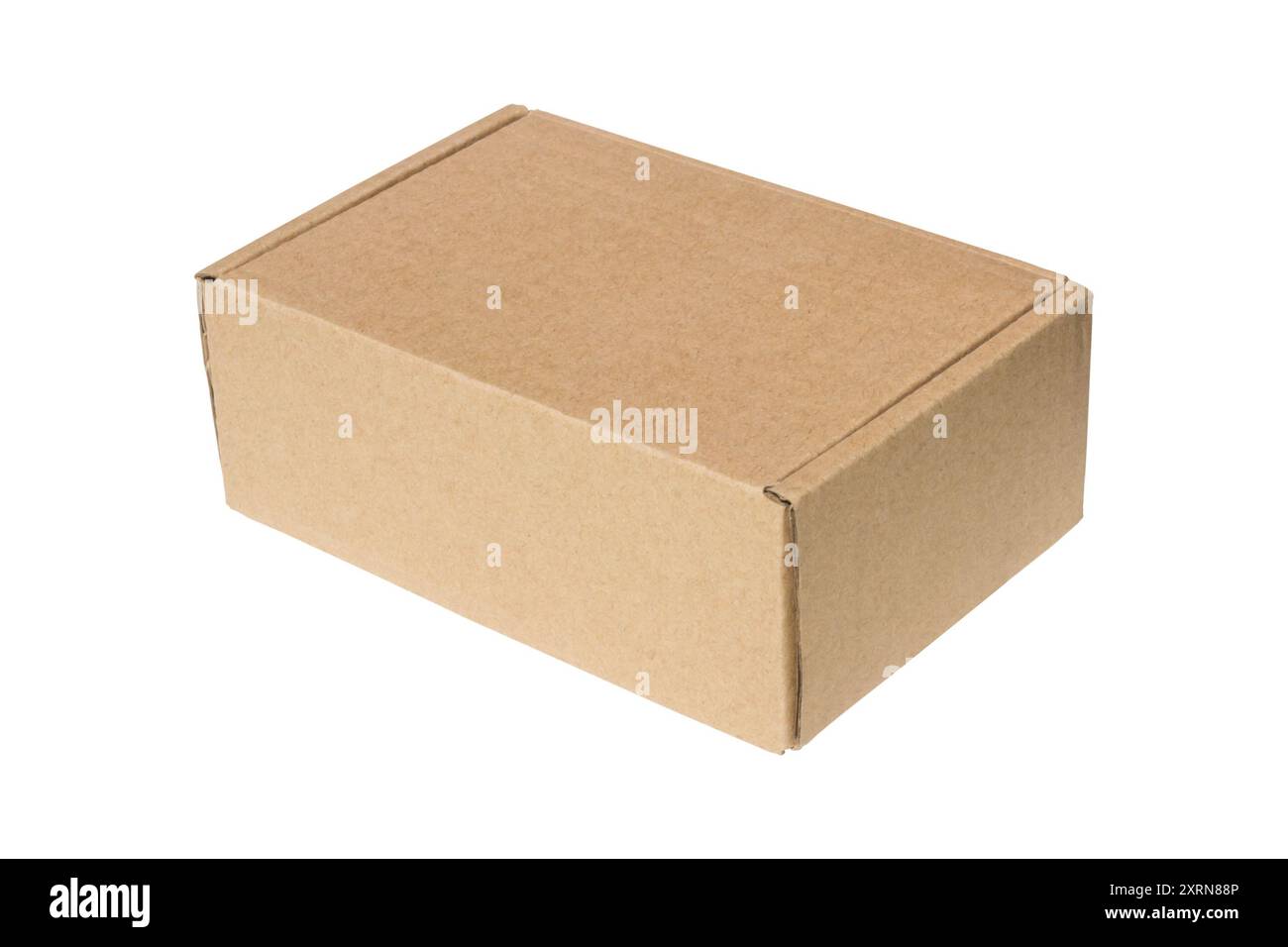 Einfarbiger brauner Karton mit Klappen, perfekt für Versand oder Lagerung. Isoliert auf weißem Hintergrund für Präsentationen oder Verpackungsdesign-Konzepte. Stockfoto