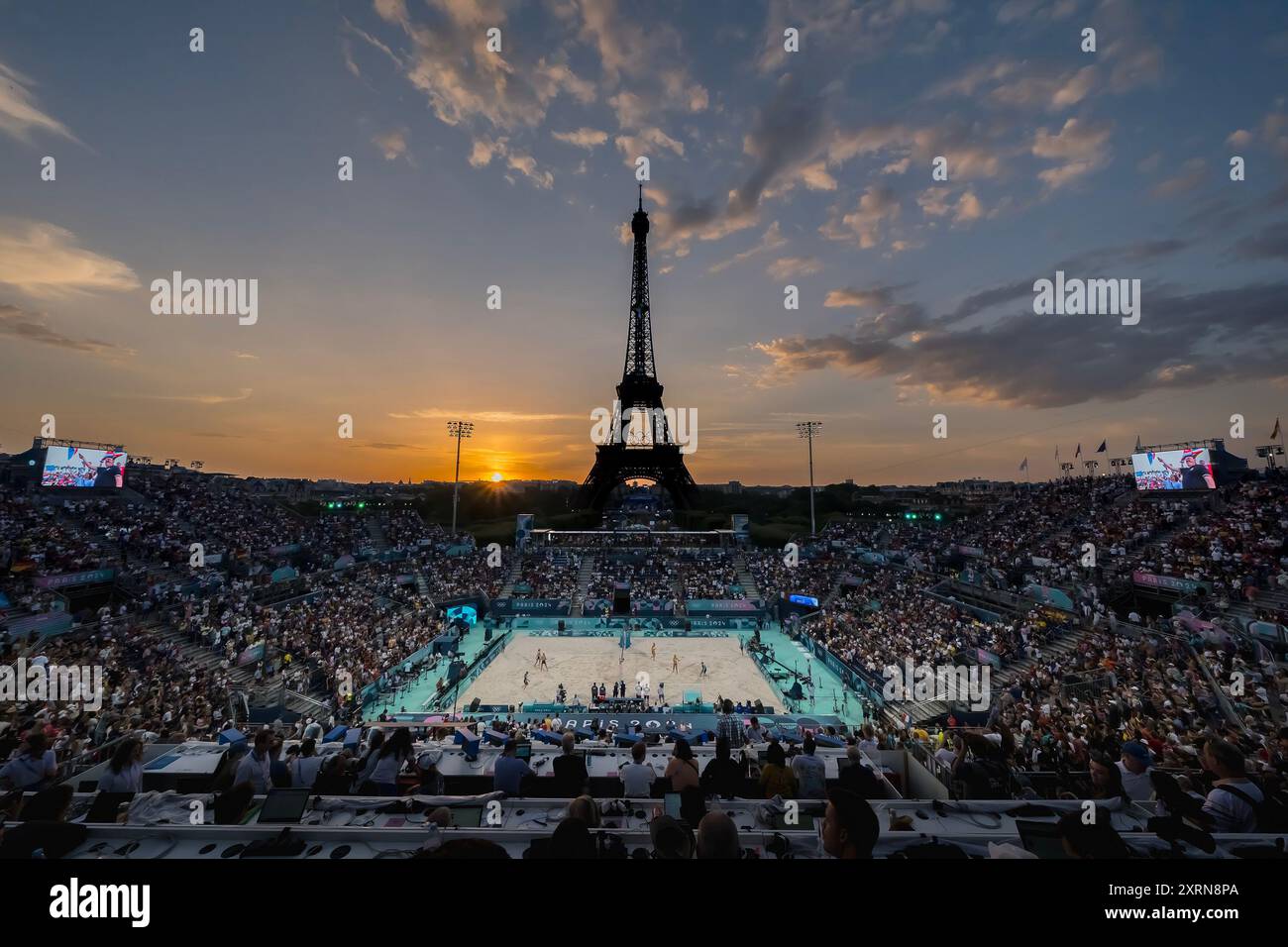29. Juli 2024, Paris, Ile de France, Frankreich: Mit dem Eiffelturm im Hintergrund untergeht die Sonne auf der Stade Tour Eiffel während ihrer Vorphase - Pool D Frauen Beach Volleyball Spiel während der Olympischen Sommerspiele 2024 in Paris, Frankreich. Schweiz (Kreditbild: © Walter Arce/ZUMA Press Wire) NUR REDAKTIONELLE VERWENDUNG! Nicht für kommerzielle ZWECKE! Stockfoto