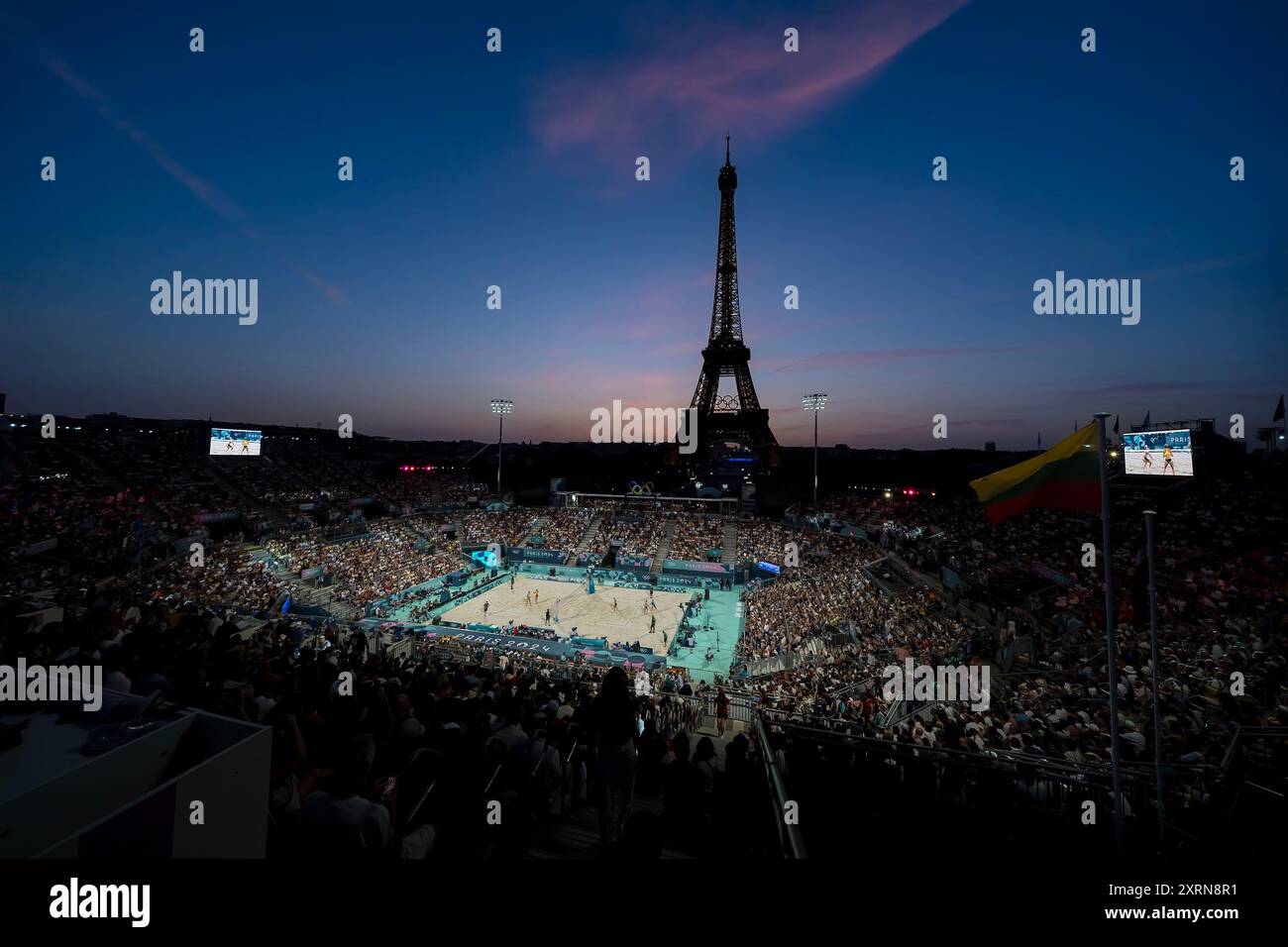 29. Juli 2024, Paris, Ile de France, Frankreich: Mit dem Eiffelturm im Hintergrund untergeht die Sonne auf der Stade Tour Eiffel während ihrer Vorphase - Pool D Frauen Beach Volleyball Spiel während der Olympischen Sommerspiele 2024 in Paris, Frankreich. Schweiz (Kreditbild: © Walter Arce/ZUMA Press Wire) NUR REDAKTIONELLE VERWENDUNG! Nicht für kommerzielle ZWECKE! Stockfoto