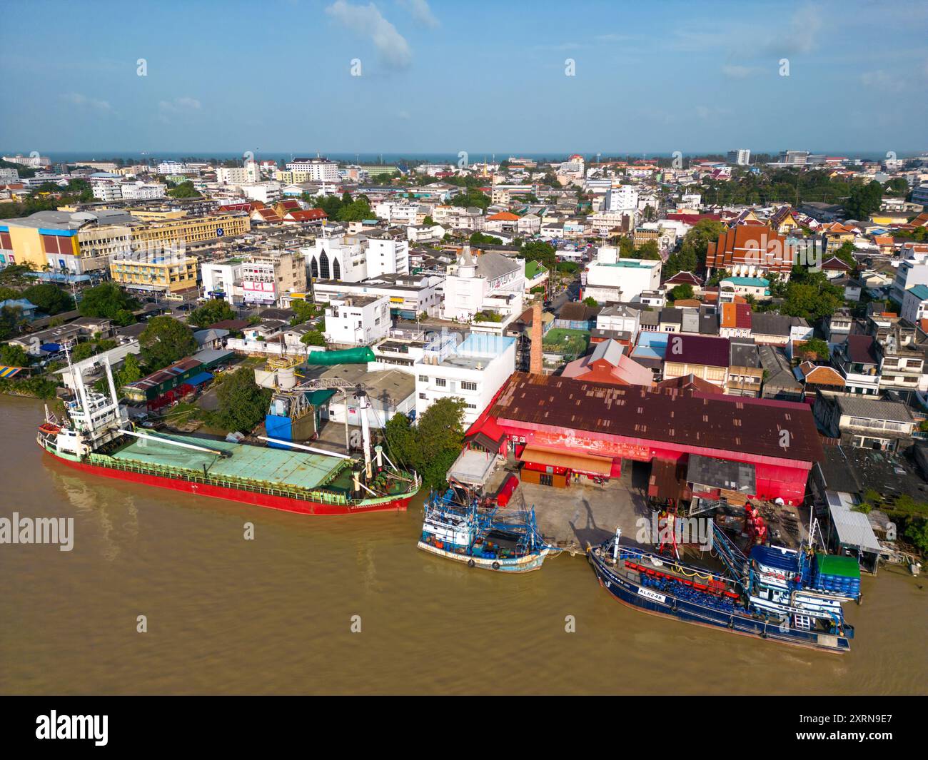 Songkhla, Thailand - 28. Dezember 2023: Eine Drohnenansicht der Uferpromenade der Altstadt von Songkhla, Thailand und des Songkhla-Sees. Stockfoto