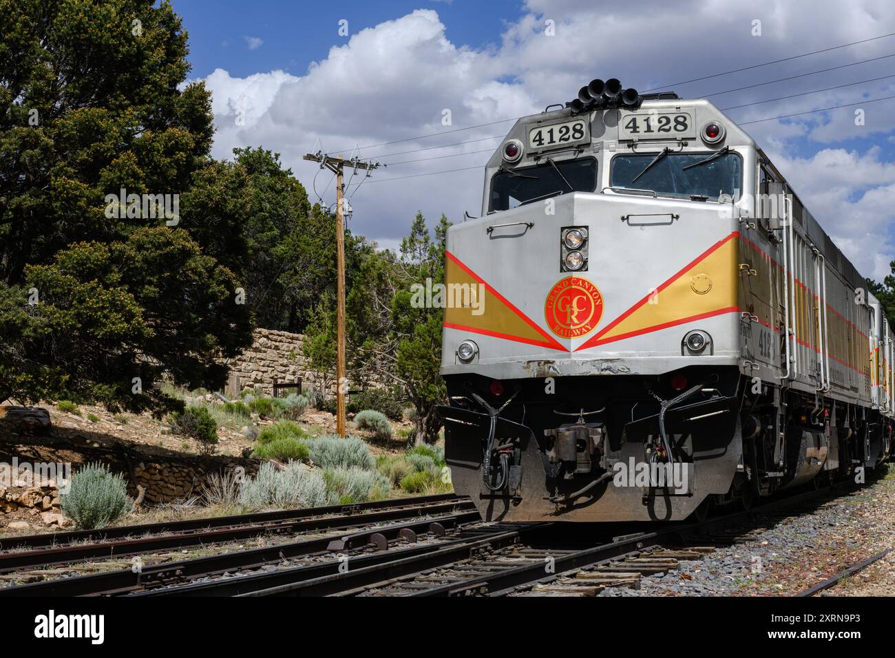 Grand Canyon, AZ, USA - 21. Juni 2024; Grand Canyon Railway Zug im Nationalpark mit EMD-Diesellokomotive in Nahaufnahme Stockfoto