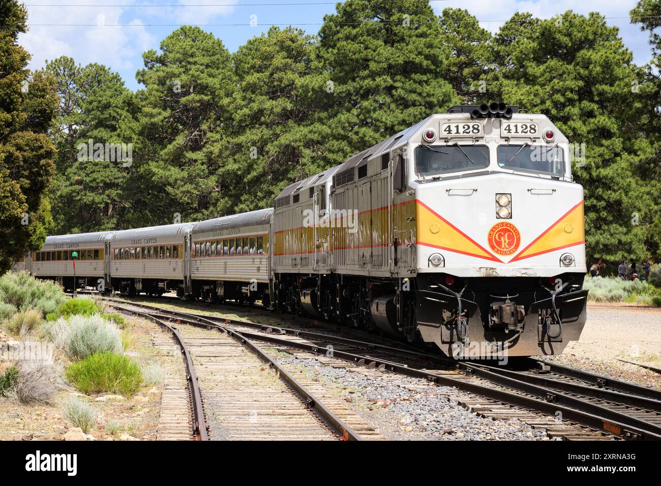 Grand Canyon, AZ, USA - 21. Juni 2024; Grand Canyon Railway Touristenzug im Nationalpark in Arizona Stockfoto
