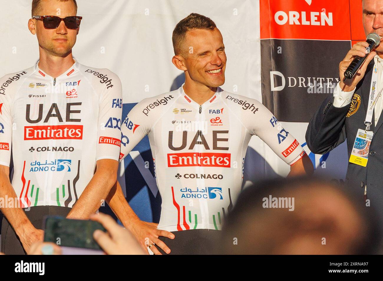 Breslau, Breslau, Polen. August 2024. In WrocÅ‚aw fand die offizielle Präsentation des Tour de Pologne UCI World Teams statt. Das Team startet am Montag gegen 12:00 Uhr in WrocÅ‚aw und beginnt damit die erste Etappe des Tour de Pologne UCI World Race. Im Bild: Präsentation des Teams der Vereinigten Arabischen Emirate. (Kreditbild: © Krzysztof Zatycki/ZUMA Press Wire) NUR REDAKTIONELLE VERWENDUNG! Nicht für kommerzielle ZWECKE! Stockfoto