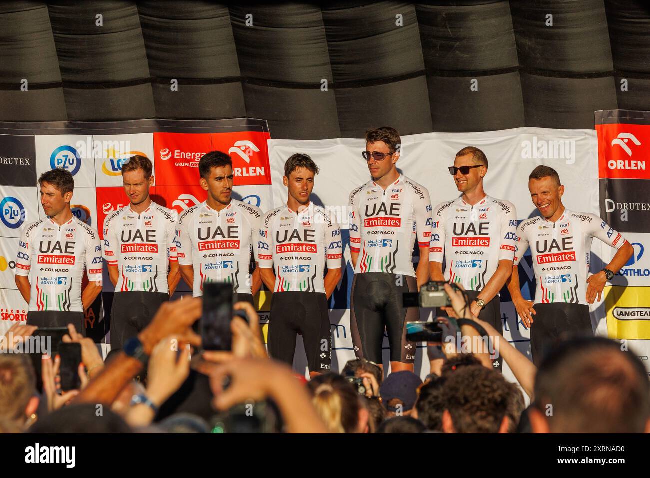 Breslau, Breslau, Polen. August 2024. In WrocÅ‚aw fand die offizielle Präsentation des Tour de Pologne UCI World Teams statt. Das Team startet am Montag gegen 12:00 Uhr in WrocÅ‚aw und beginnt damit die erste Etappe des Tour de Pologne UCI World Race. Im Bild: Präsentation des Teams der Vereinigten Arabischen Emirate. (Kreditbild: © Krzysztof Zatycki/ZUMA Press Wire) NUR REDAKTIONELLE VERWENDUNG! Nicht für kommerzielle ZWECKE! Stockfoto