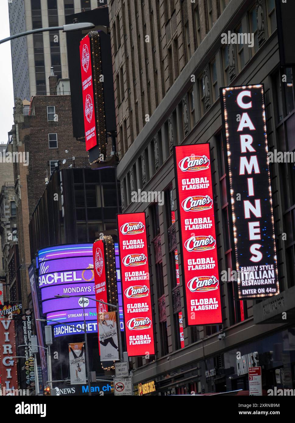 Carmine's ist ein beliebtes italienisches Restaurant im Herzen des Times Square, New York City, USA Stockfoto