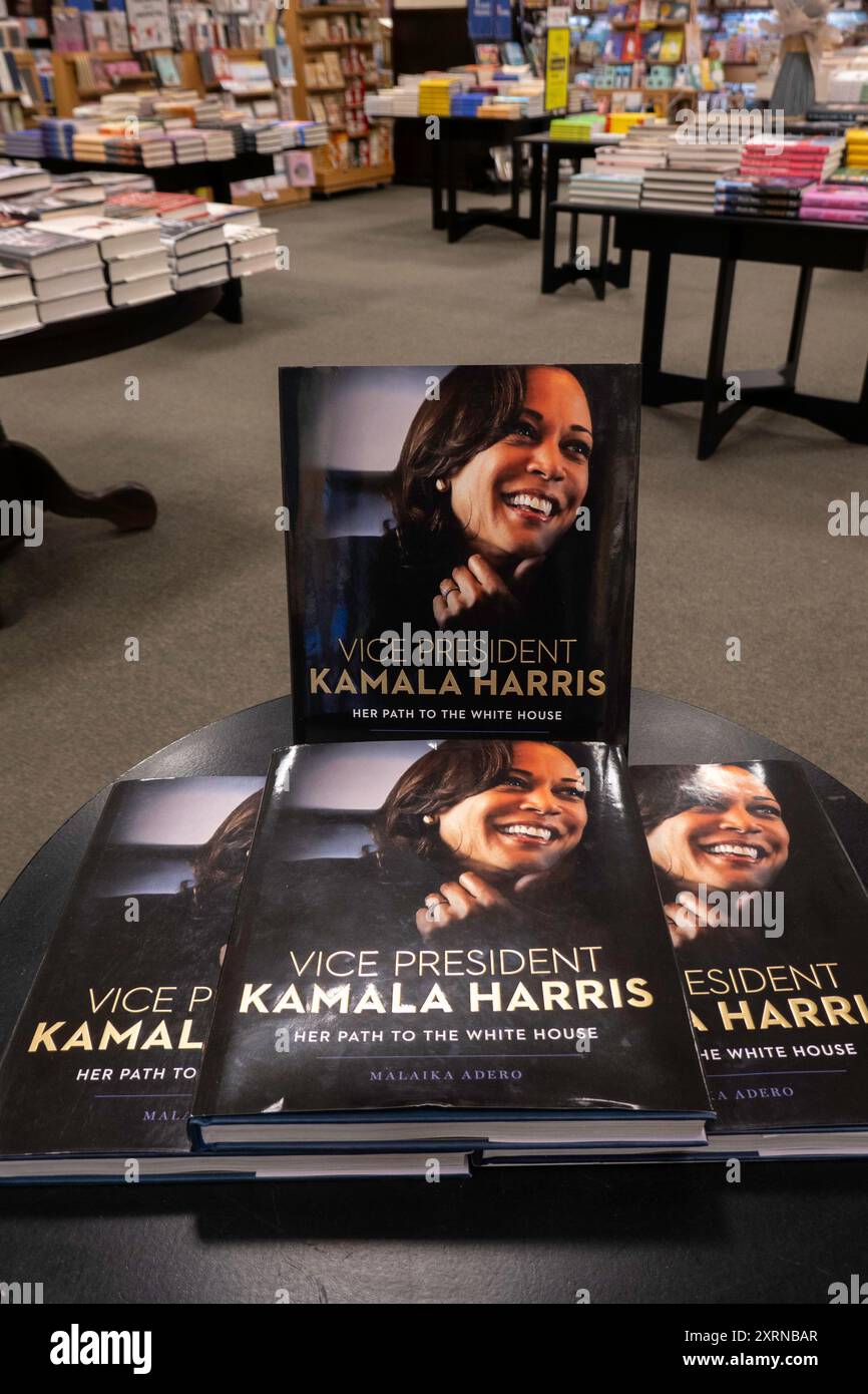 Barnes & Noble Booksellers on Fifth Avenue in New York City hat eine große Auswahl an Zeitschriften, USA 2024 Stockfoto