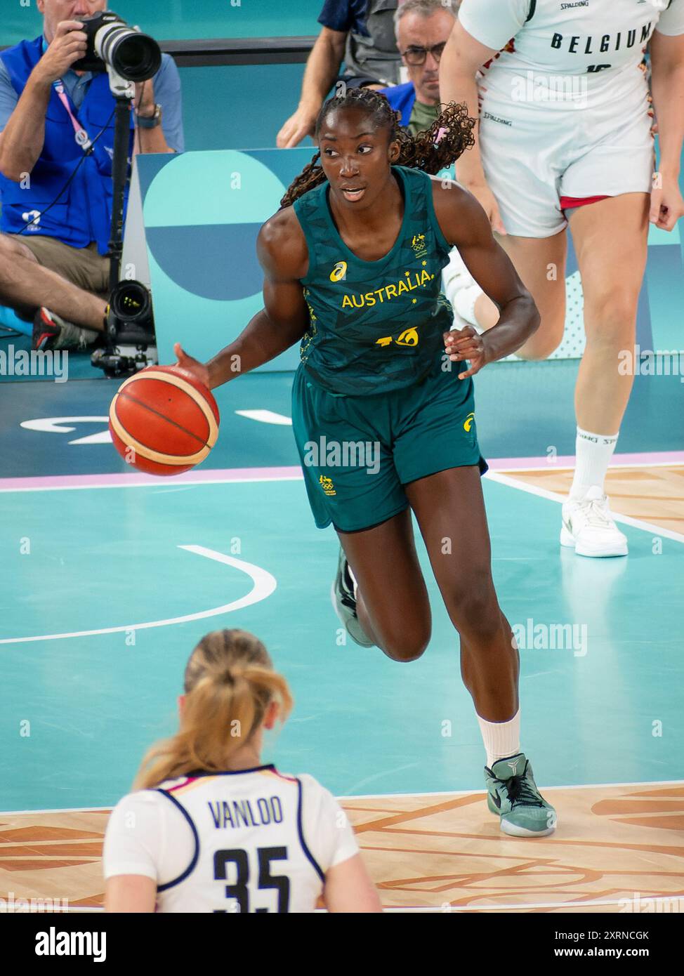 Paris, Frankreich, 11. August 2024. Frauen Basketball 3. Platz Spiel - Australien gegen Belgien - Ezi Magbegor Dribbling - Jacques Julien / Alamy Live News Stockfoto