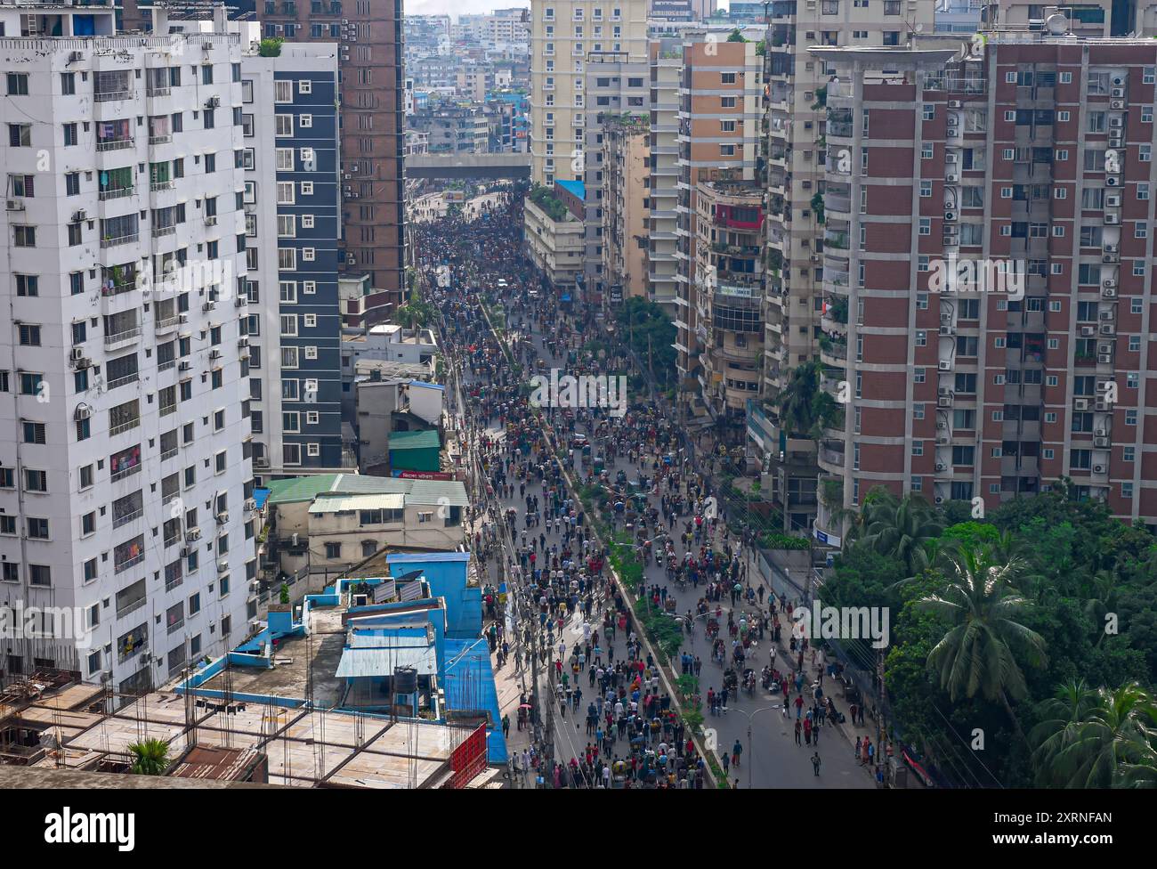 Bangladesch Quotenreformbewegung und ein regierungsfeindlicher Protest gegen die Demokratie in Bangladesch. Die Menschen feiern den Rücktritt von Premierminister Hasina. Stockfoto