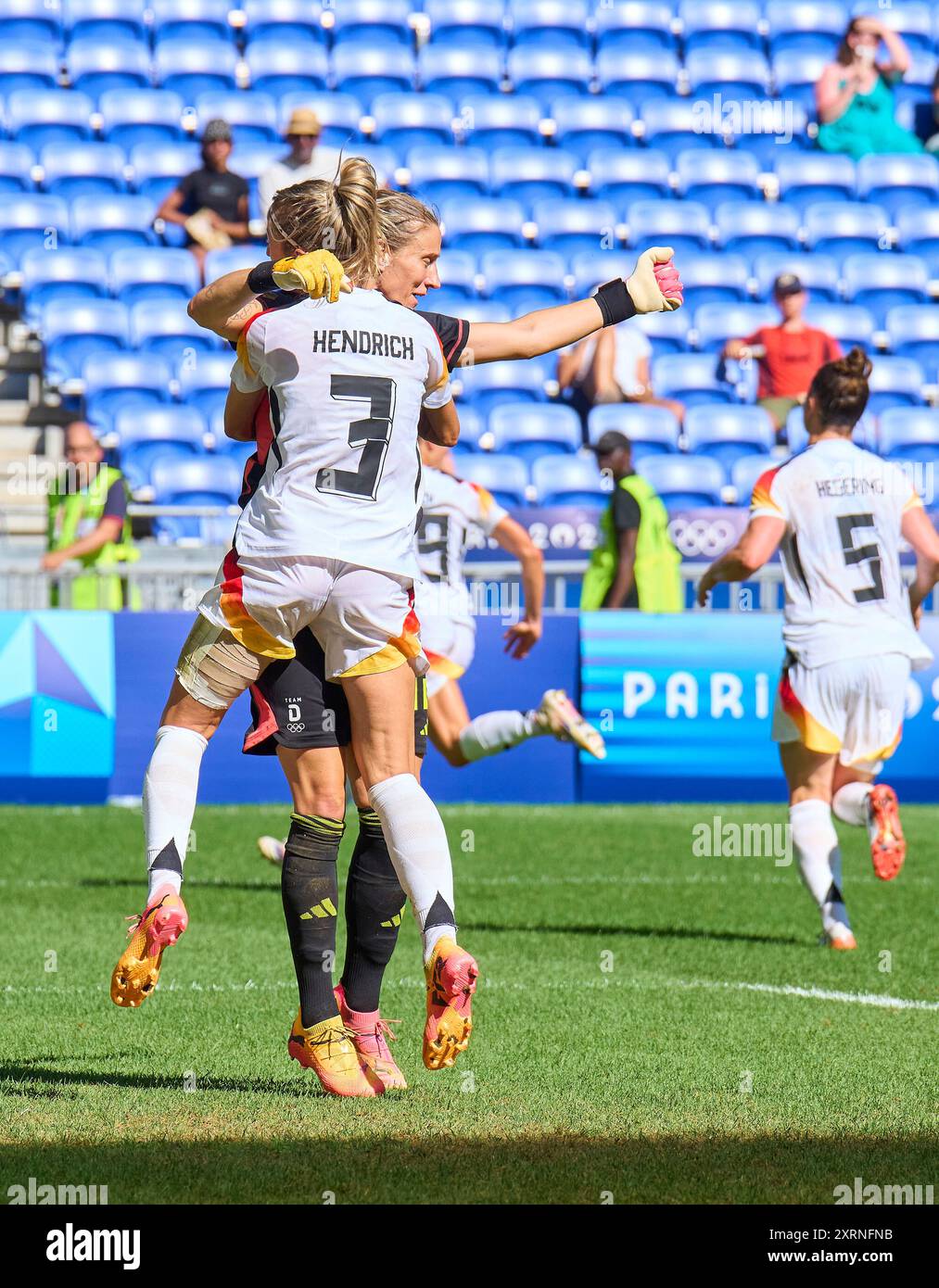 Lyon, Frankreich. August 2024. Ann-Katrin Berger, Torhüterin DFB Frauen 12, feiert mit Kathrin-Julia HENDRICH, DFB Frauen 3 beim Olympischen Bronzemedaillenspiel DEUTSCHLAND - SPANIEN 1-0 im Stade de Lyon in Lyon am 9. August 2024 in Lyon, Frankreich. Saison 2024/2025 Fotograf: ddp Images/STAR-Images Credit: ddp Media GmbH/Alamy Live News Stockfoto