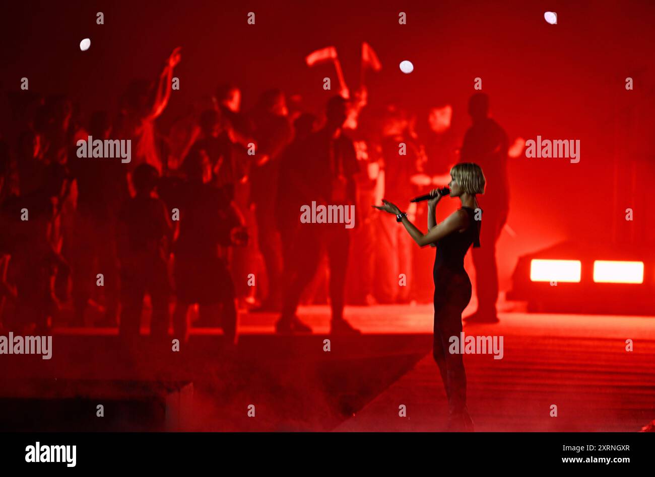 Paris, Frankreich. August 2024. Die belgische Sängerin Angele tritt während der Abschlusszeremonie der Olympischen Spiele 2024 am Sonntag, den 11. August 2024 in Paris auf. Die Spiele der XXXIII. Olympiade finden vom 26. Juli bis 11. August in Paris statt. Die belgische Delegation zählt 165 Athleten, die in 21 Sportarten antreten. BELGA FOTO JASPER JACOBS Credit: Belga News Agency/Alamy Live News Stockfoto