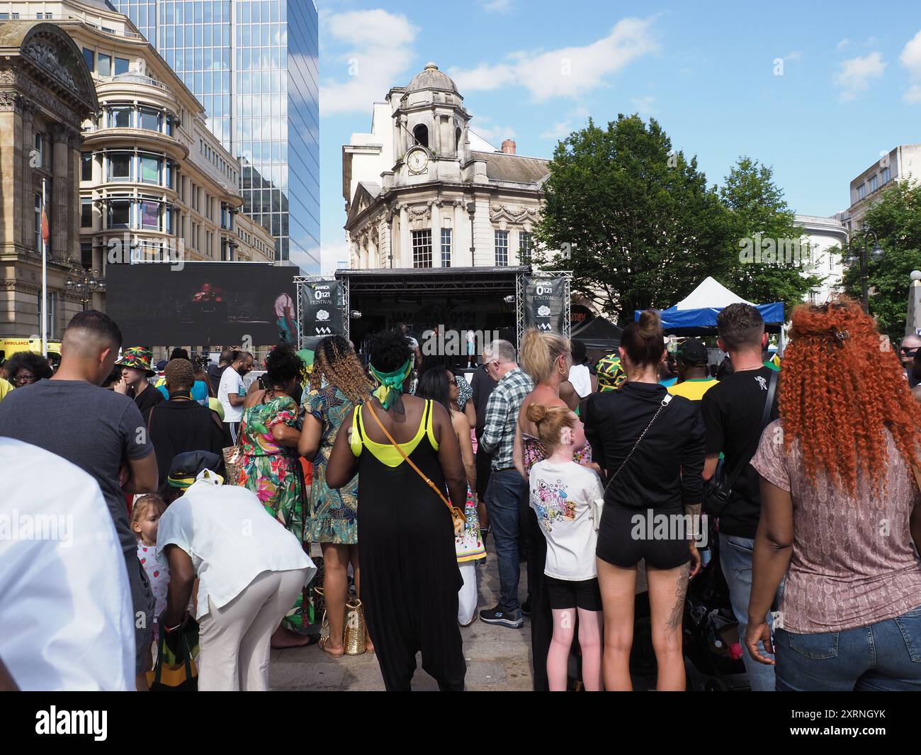 Birmingham, Großbritannien. August 2024. Auf dem Victoria Square treffen sich Menschenmassen verschiedener Ethnien, um 62 Jahre jamaikanische Unabhängigkeit zu feiern. Auf den Bildern sind die Nachtschwärmer, die die fröhliche Atmosphäre genießen und die Sonne genießen, die als größtes jamaikanisches Unabhängigkeitsfestival der Midlands bezeichnet wird. Es war eine willkommene Erleichterung von den jüngsten Protesten im ganzen Land. Quelle: Tony Nolan/Alamy Live News Stockfoto