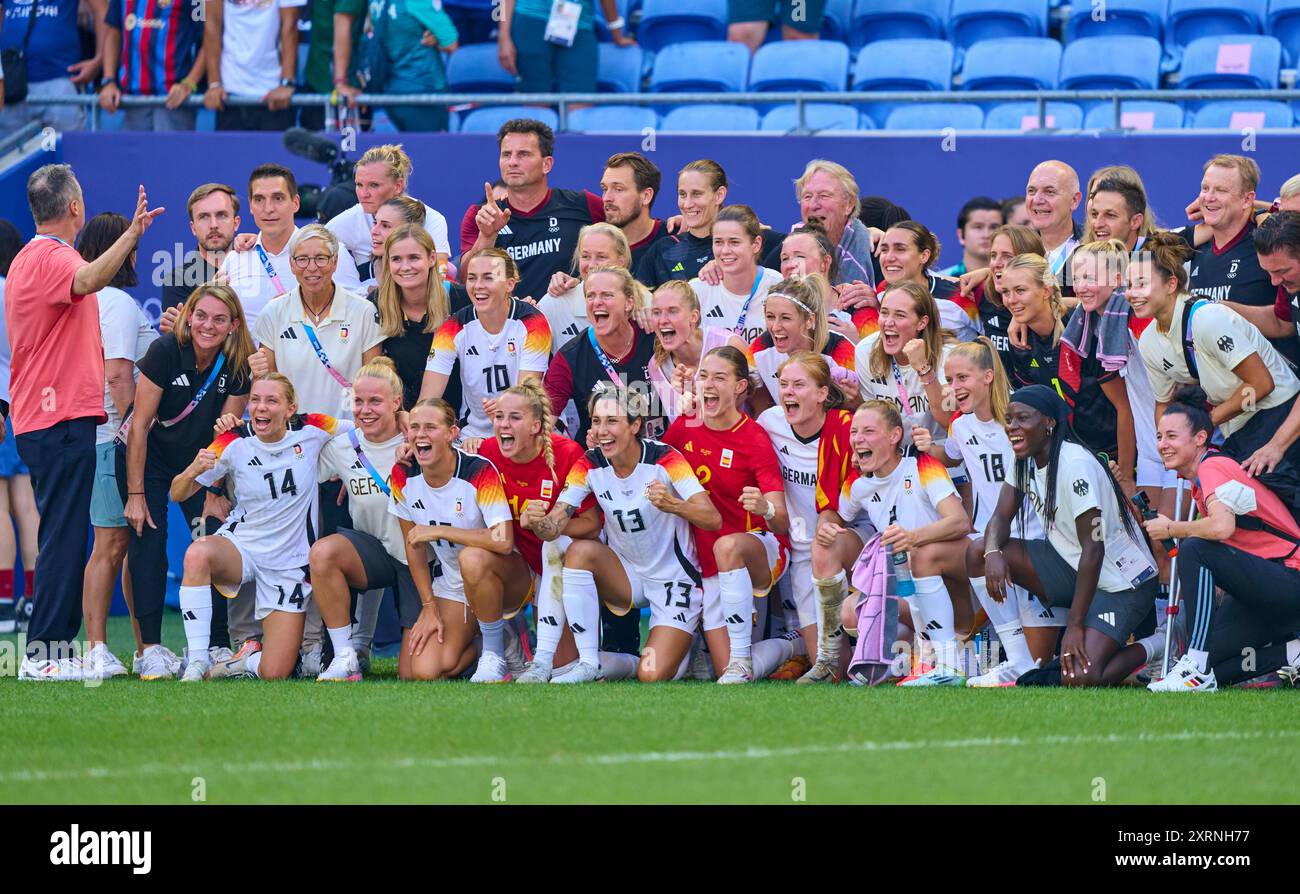 Team GER feiert den Sieg mit Andreas Rettig, DFB-Geschaeftsfuehrer ...