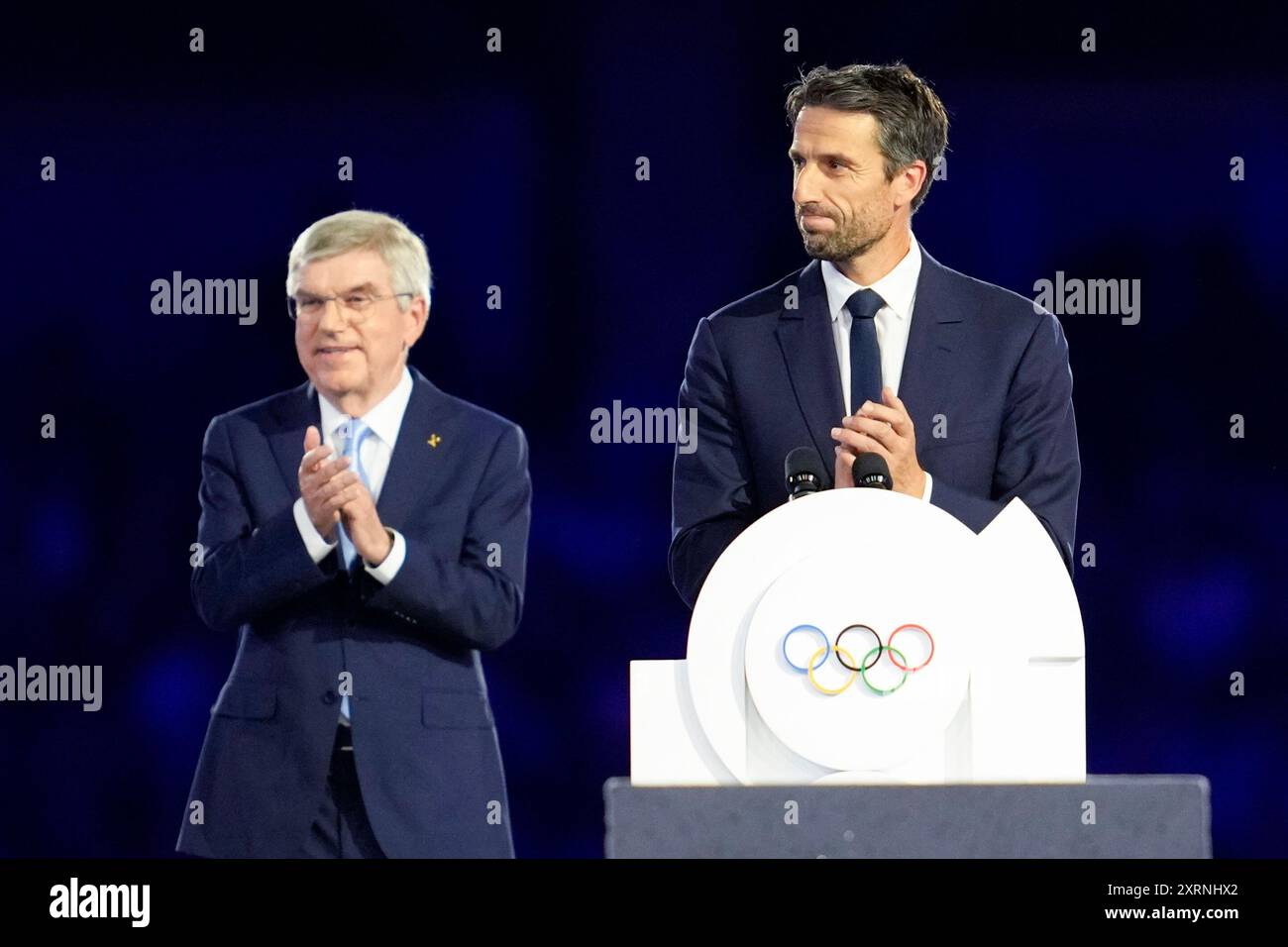 President of the Paris 2024 Organizing Committee, Tony Estanguet, right, addresses the audience as and IOC President Thomas Bach watches during the 2024 Summer Olympics closing ceremony at the Stade de France, Sunday, Aug. 11, 2024, in Saint-Denis, France. (AP Photo/Ashley Landis) Stockfoto