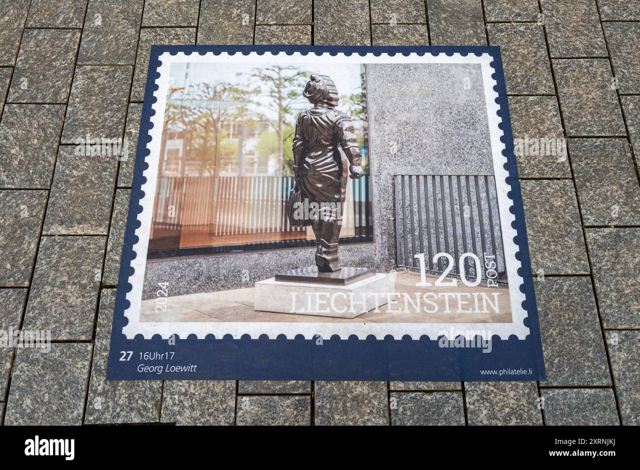 Vaduz, Liechtenstein - 5. Juli 2024: Eine der überdimensionalen Briefmarken als Hommage an den Bad Ragartz auf dem Pflaster von Vaduz Stockfoto