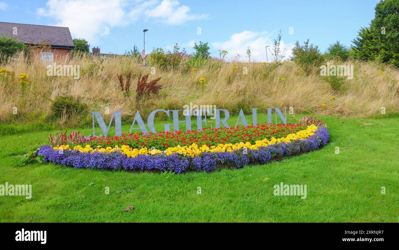 Magheralin, County Armagh, Nordirland, Vereinigtes Königreich. August 2024. Das Dorf Magheralin, Heimstadion des irischen Olympiasiegers Daniel Wiffen, erwartet, ihn in der kommenden Woche zu Hause begrüßen zu dürfen. Der Gewinner der Olympischen Spiele 2024 in Paris wurde auf der Baumskulptur im Zentrum des Dorfes ausgezeichnet. Stockfoto