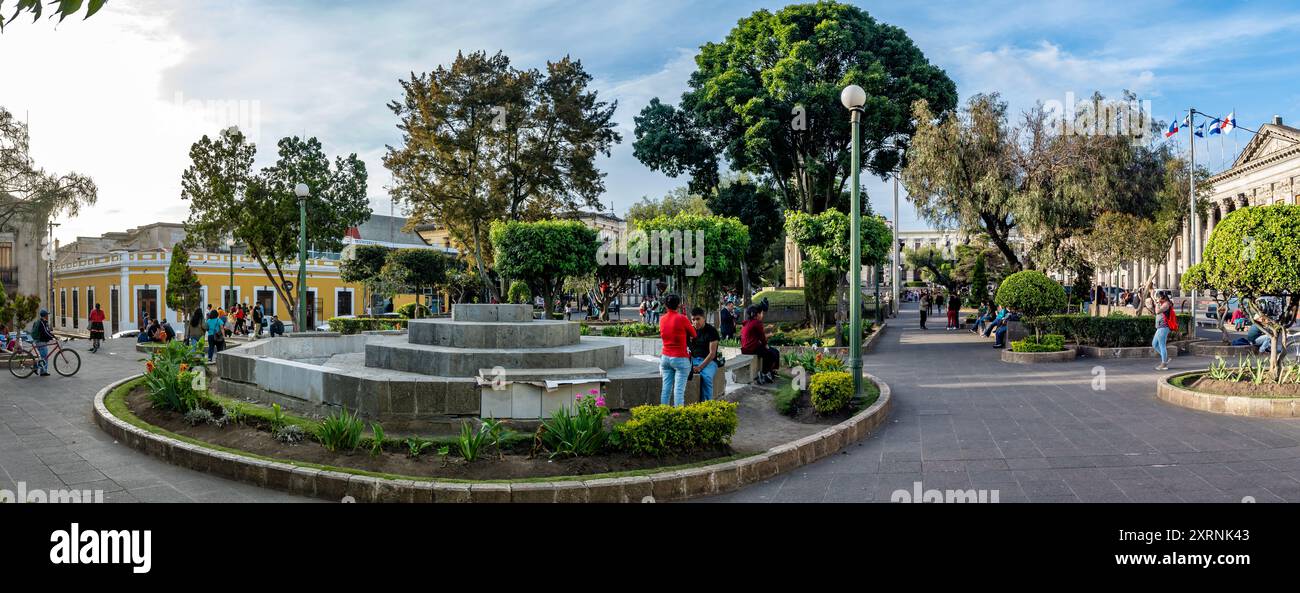 Familien genießen Parque Centro América. Quetzaltenango, Guatemala. Stockfoto