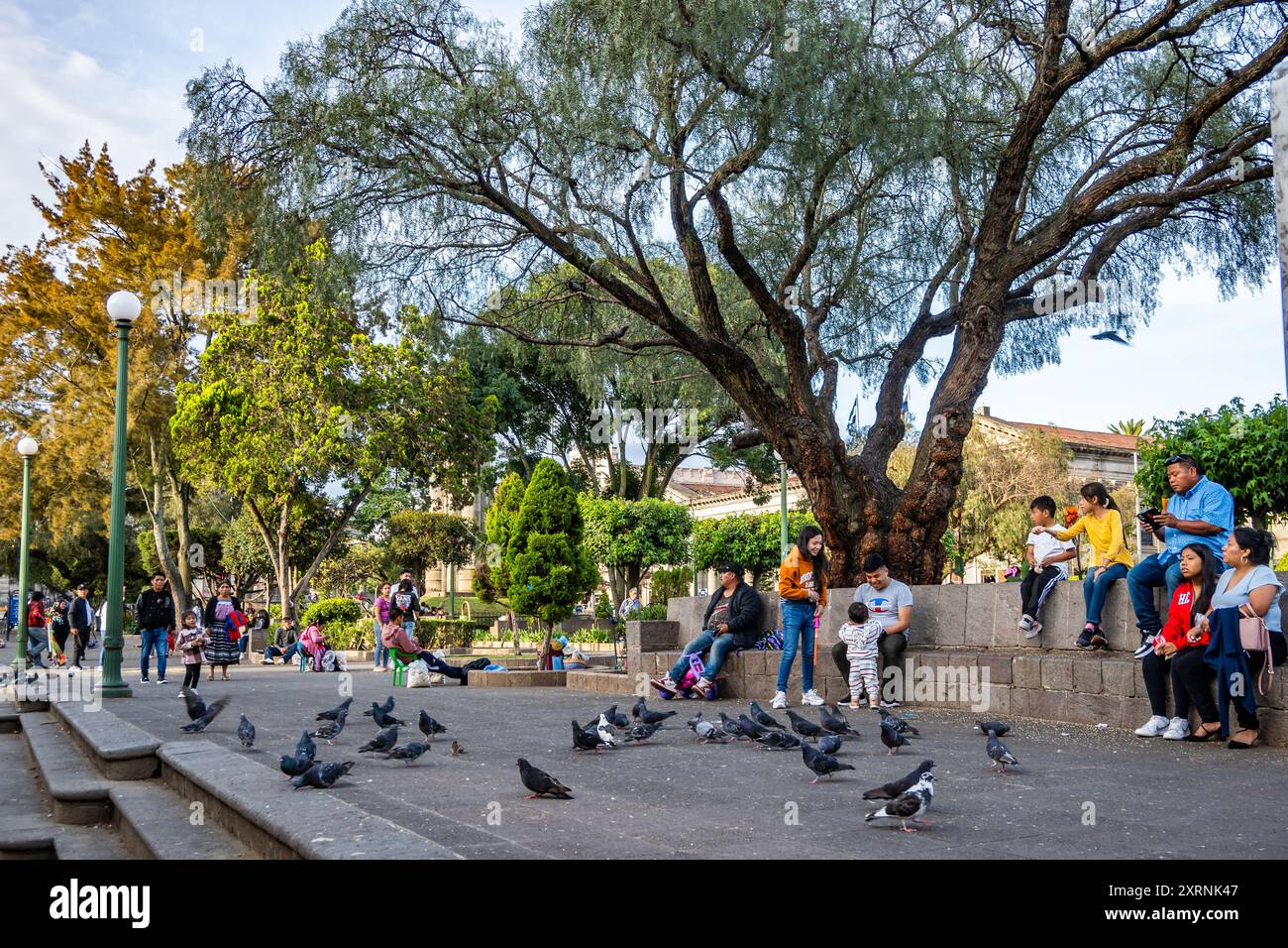Familien genießen Parque Centro América. Quetzaltenango, Guatemala. Stockfoto