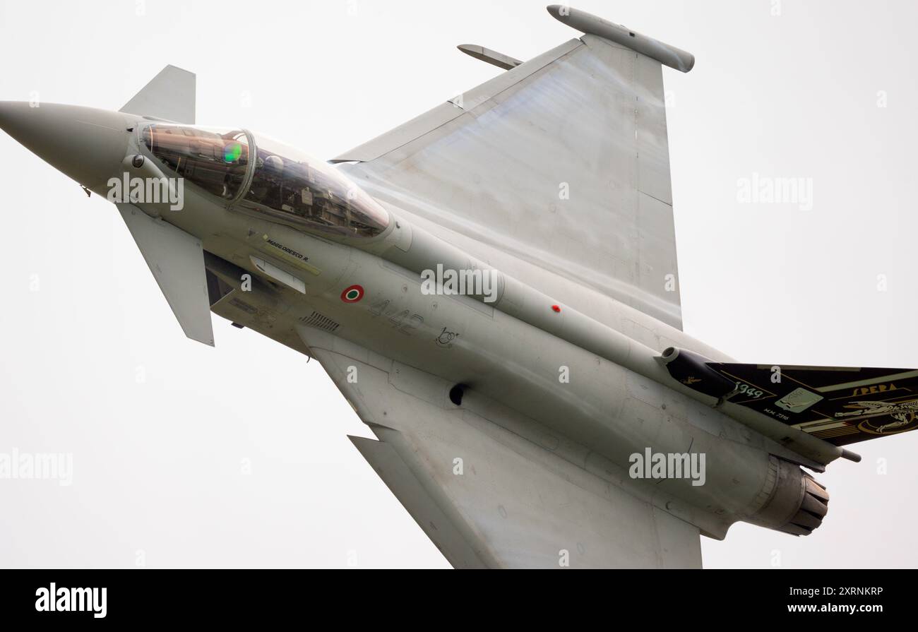 Der italienische Luftwaffe Eurofighter F-2000A Typhoon während des Fluges bei der Royal International Air Tattoo Stockfoto