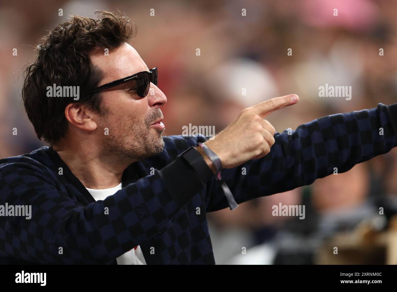 Paris, Frankreich. August 2024. Julien Mattia/Le Pictorium - Basketballball 5x5 - Finale - Frankreich-USA - Paris 2024 - 11/08/2024 - Frankreich/seine Saint Denis/Paris - Jimmy Fallon spielt die Show beim Frankreich-USA-Basketball-Finale der Olympischen Spiele 2024 in der Arena Bercy, 10. August 2024. Quelle: LE PICTORIUM/Alamy Live News Stockfoto