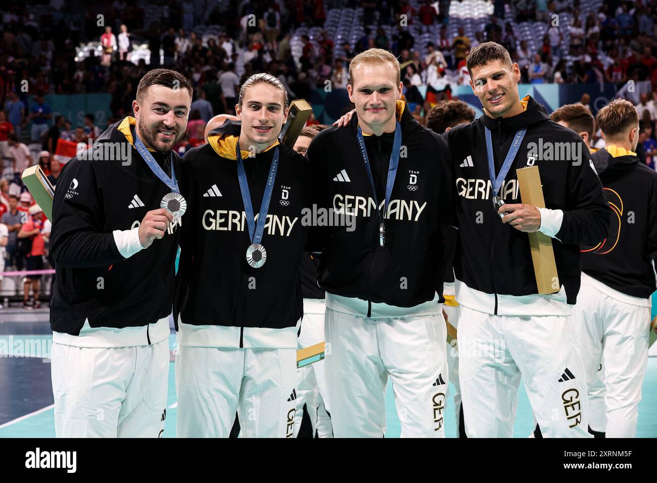 FRA, Olympische Spiele Paris 2024, Handball Herren Finale, Deutschland (GER) vs Daenemark (DNK), 11.08.2024 v.L. Jannik Kohlbacher (Deutschland #80), Juri Knorr (Deutschland #15), Davis Spaeth (Deutschland #01), Sebastian Heymann (Deutschland #11) mit Medaillen Foto: Eibner-Pressefoto/Roger Buerke Stockfoto