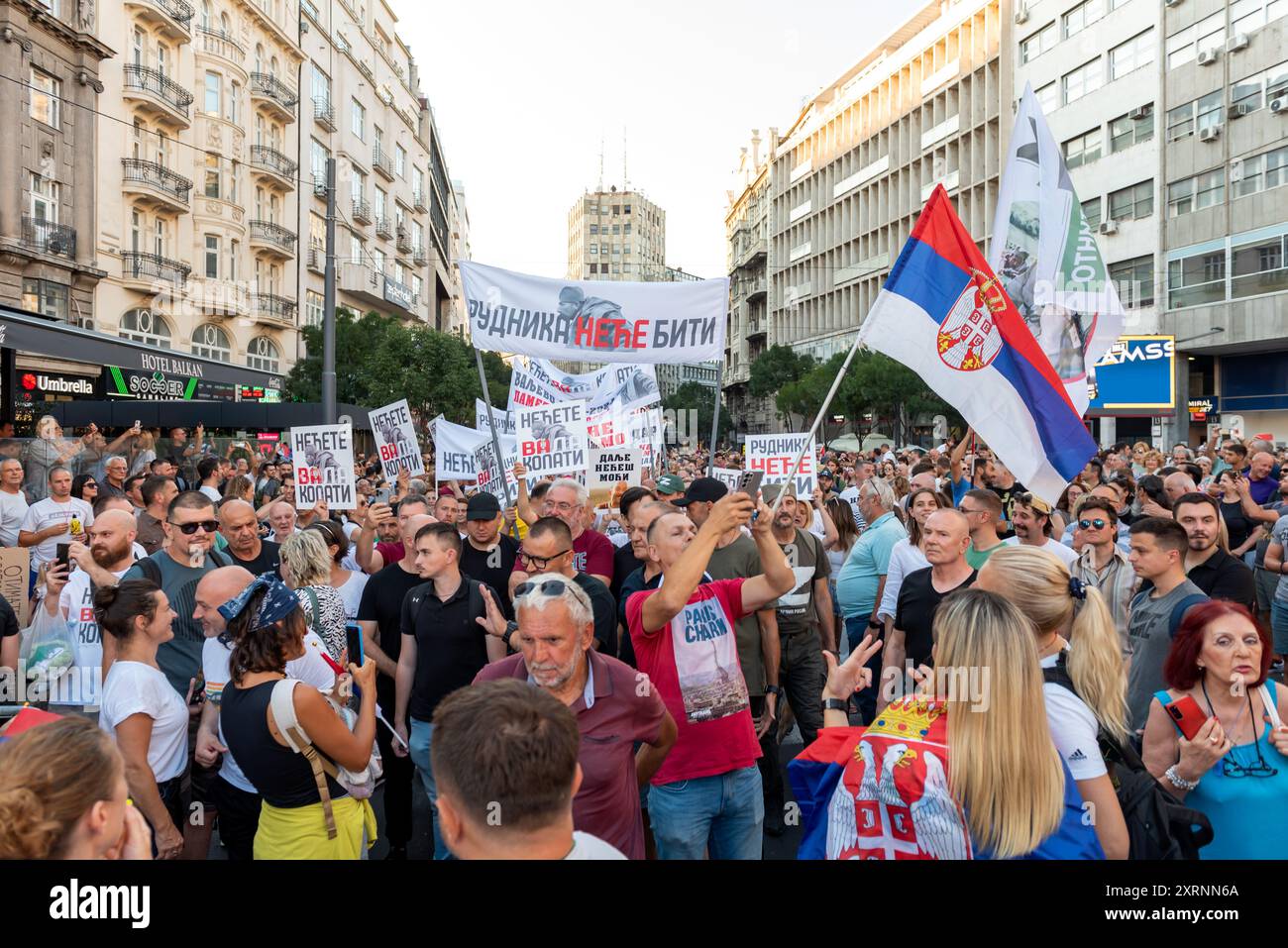 Belgrad, Serbien - 10. August. 2024: Bürgerprotest gegen die Absicht der Rio Tinto, Lithium in Serbien abzubauen. Massive Demonstration in Downtown B Stockfoto