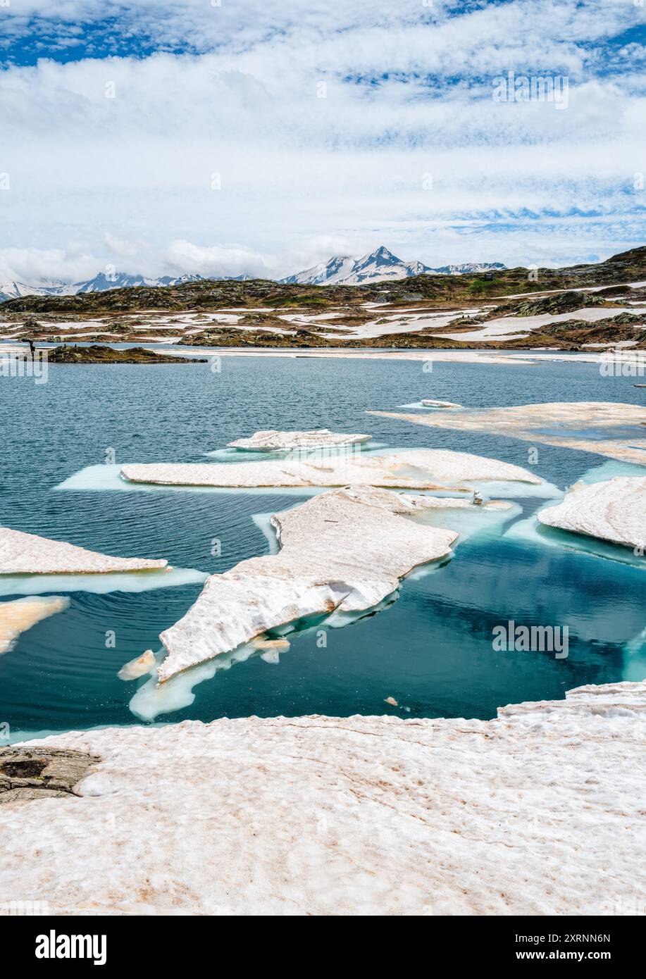 Der Totensee, Grimselpass, ist ein atemberaubender Gletschersee auf einer Höhe von 2.354 Metern in den Schweizer Alpen. Frühsommer. Stockfoto